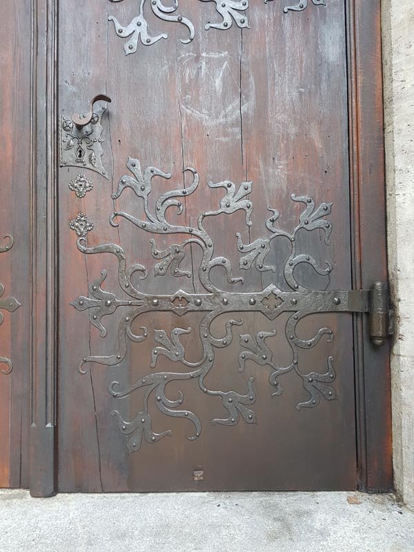 Kirchentor aus Holz mit geschmiedeten Beschlägen